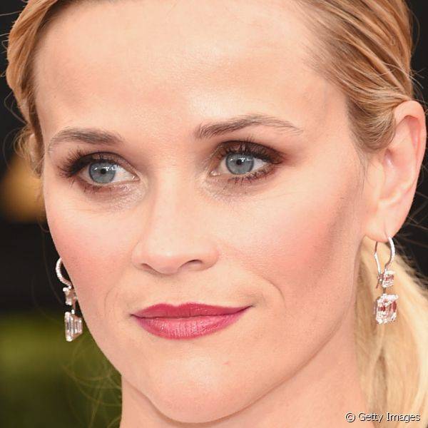 A sombra marrom tamb?m foi a escolha de Reese Witherspoon, que usou um esfumado tradicional e completou o look com batom rosa-claro